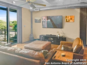 Foto del edificio - 831 S Flores St