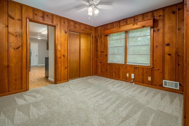 Building Photo - 2004 Rosewood Dr NW