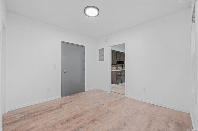 Foto del edificio - 58-44 Fresh Pond Rd