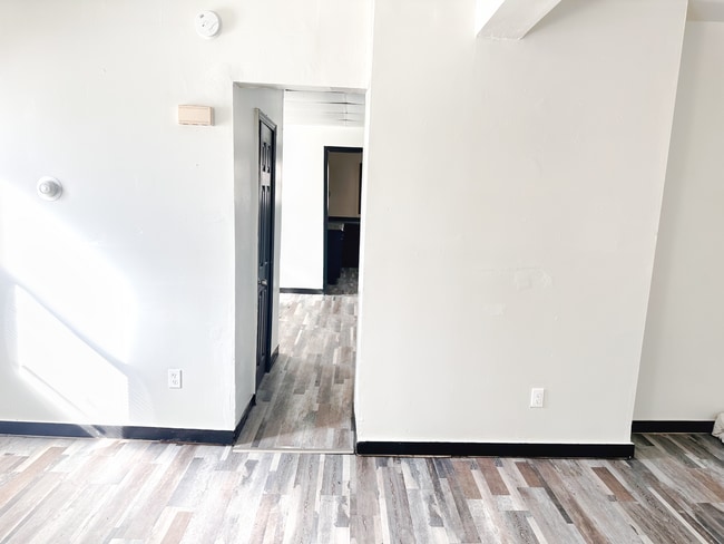 Building Photo - 3-bedroom, 1 1/2 bath - Updated Full House