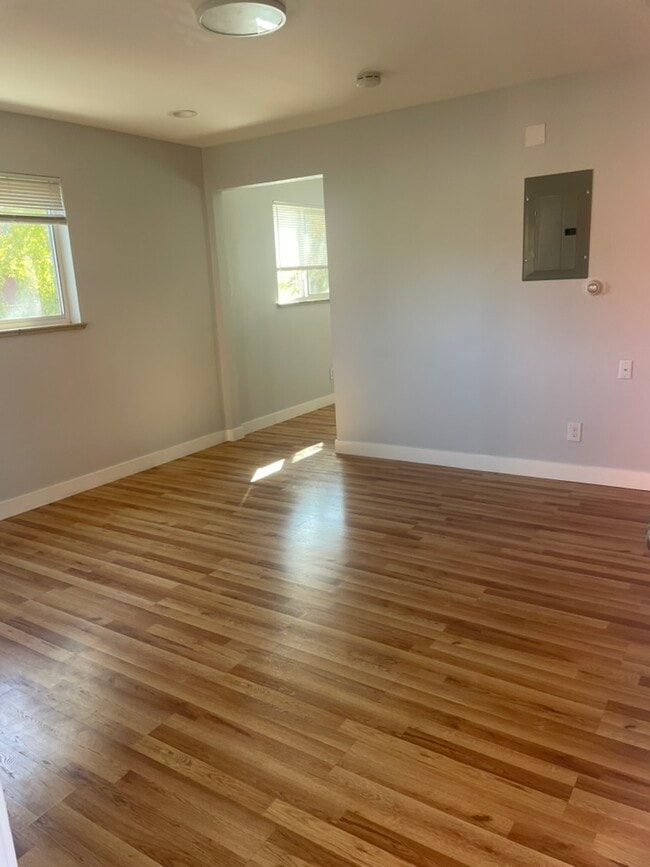 Entrada de la sala de estar a la cocina. - 521 N Corona St