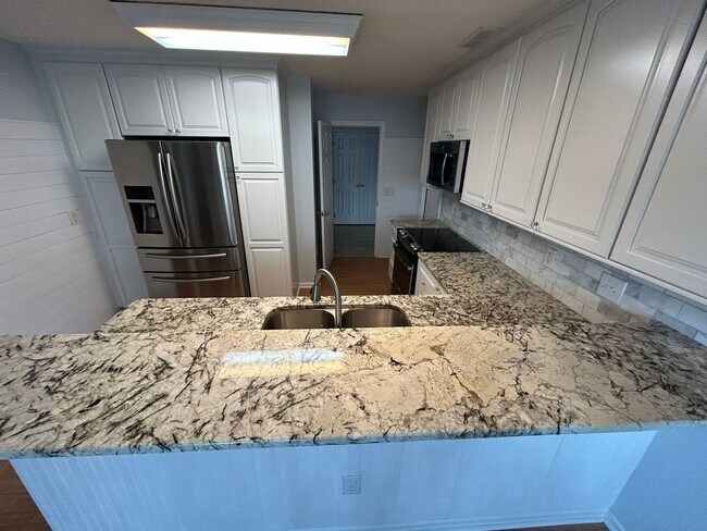Foto del edificio - Charming home nestled in Courtney Pines with full fenced backyard!