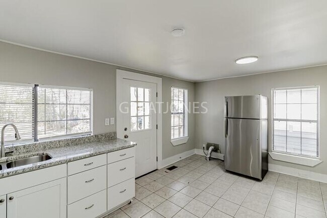 Foto del edificio - NOW OFFERING $250 OFF FIRST FULL MONTH IF ...