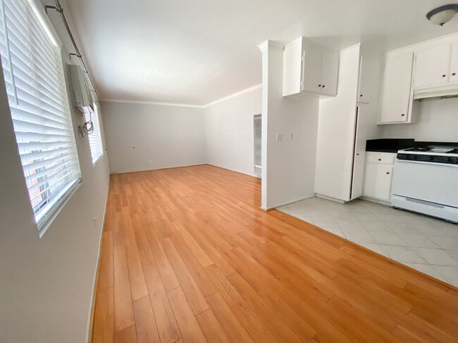 Living Area - 920 N Orange Grove Ave