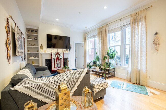 Foto del edificio - Stunning 2 BR/2 BA Condo in Dupont Circle!