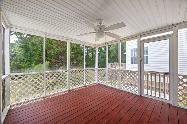 Building Photo - Three Bedroom Home!