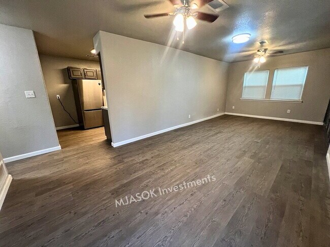 Foto del edificio - Renovated 4-Bed, 2-Bath Near Fort Sill — Fenced Yard & Carport