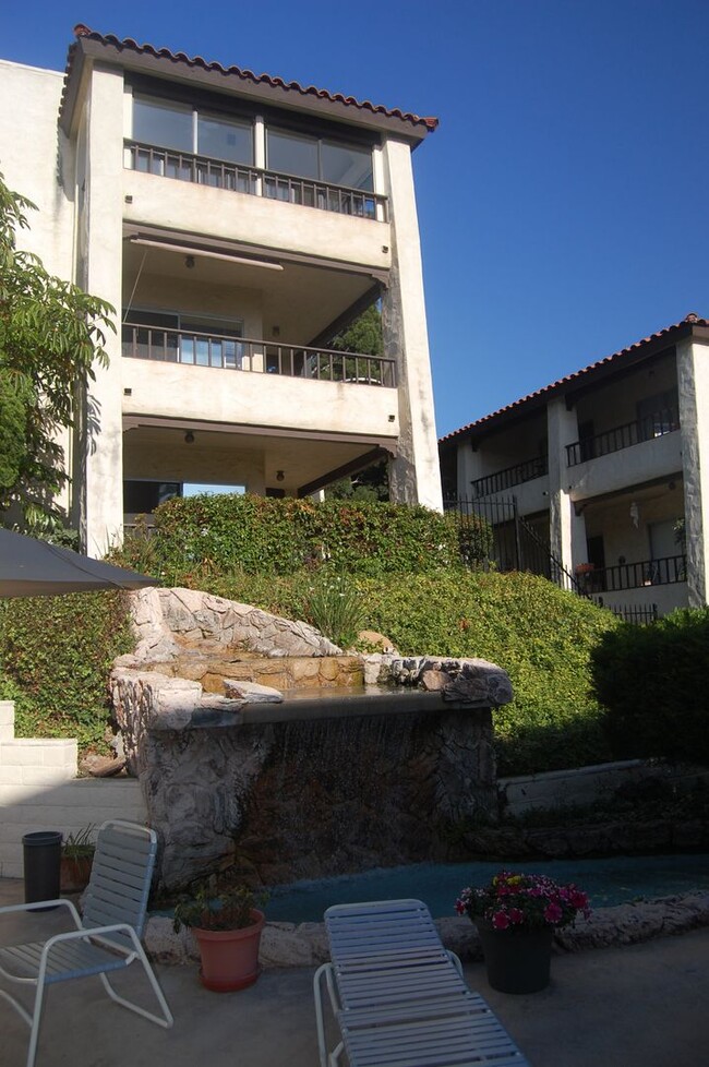 Building Photo - Mission Bay 2 Bed 2 Bath Condo with covere...