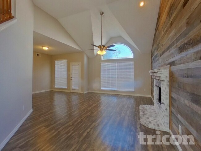 Foto del edificio - 1233 Clear Creek Dr