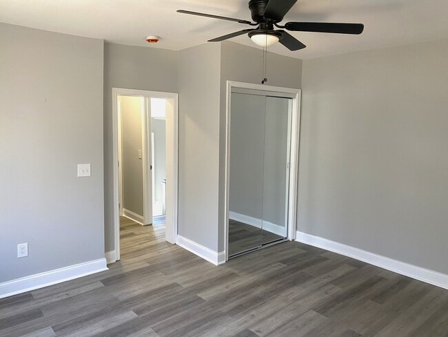 Foto del edificio - 4310 Ridgewood Ave