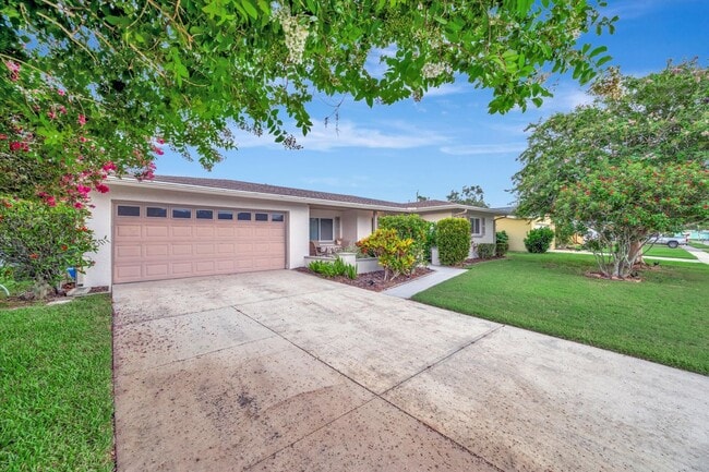 Building Photo - Beautiful 3-Bed / 2 Bath Pool Home in Sara...