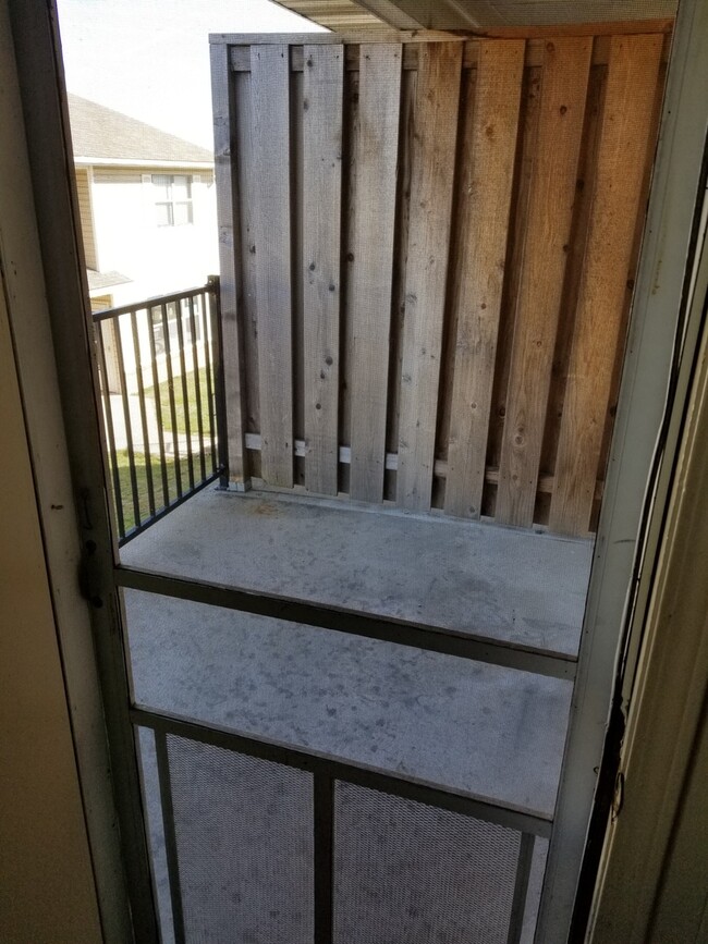 Building Photo - Large Two Bedroom Apt