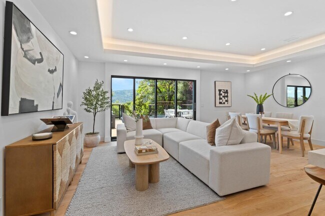 Foto del edificio - 810 W California Way
