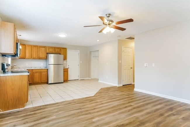 Foto del edificio - 16417 Waterbury Ln