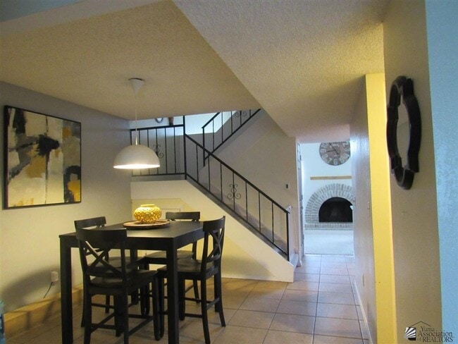 Building Photo - Central townhome with 2 bedrooms and 3 bat...
