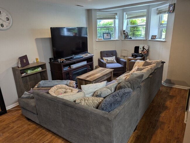 Building Photo - Spacious 1 Bed, 1 Bath in Lakeview