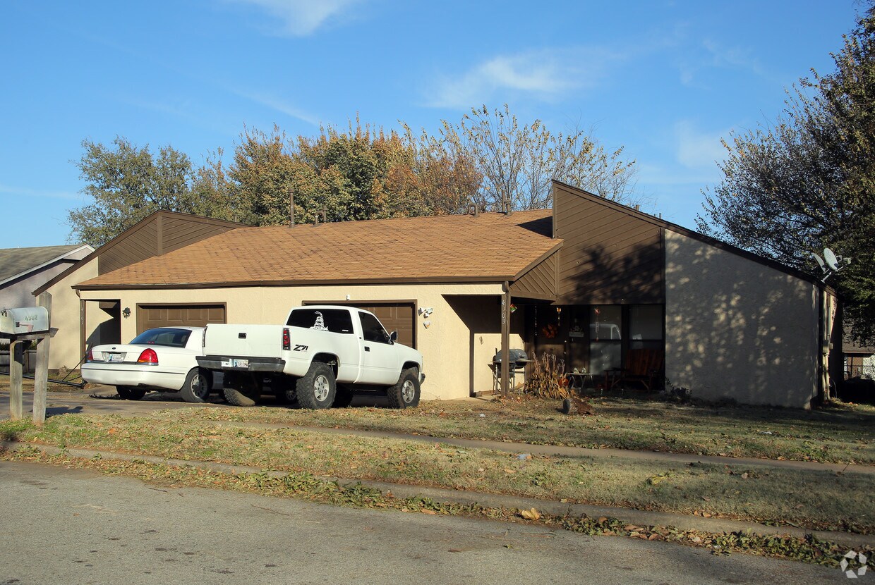 Foto del edificio - 4801-4901 SE Hickory Ave
