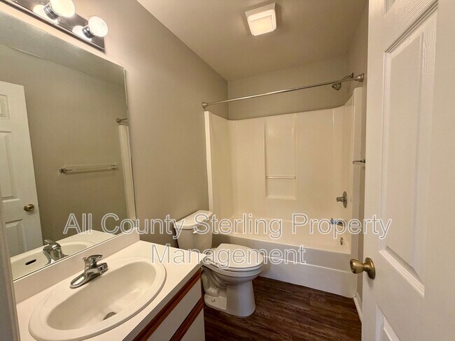 Building Photo - 138 SE Elm Loop