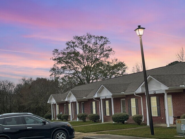 Foto del edificio - Single Level Home************Beautiful 1 Bedroom Villa************Brick Building