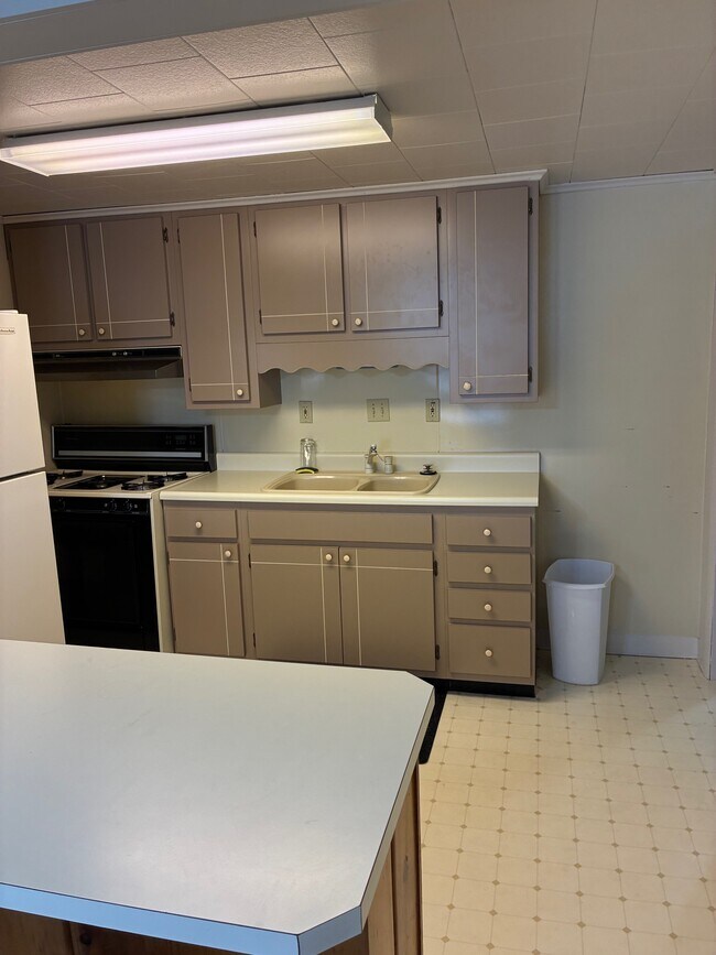 Building Photo - 440 Drummond St