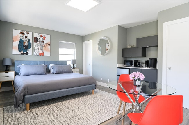 Building Photo - 1020 N Victoria Park Rd