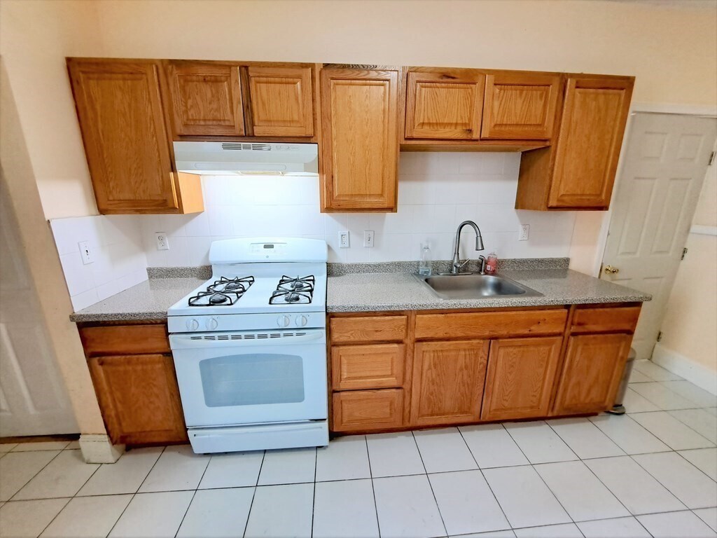 Primary Photo - 42 Brookledge St