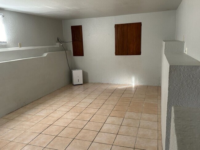 Building Photo - Cute Oceanside Studio with utilities inclu...