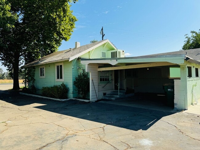 Building Photo - Cute Two Bed, Two Bath Country Home