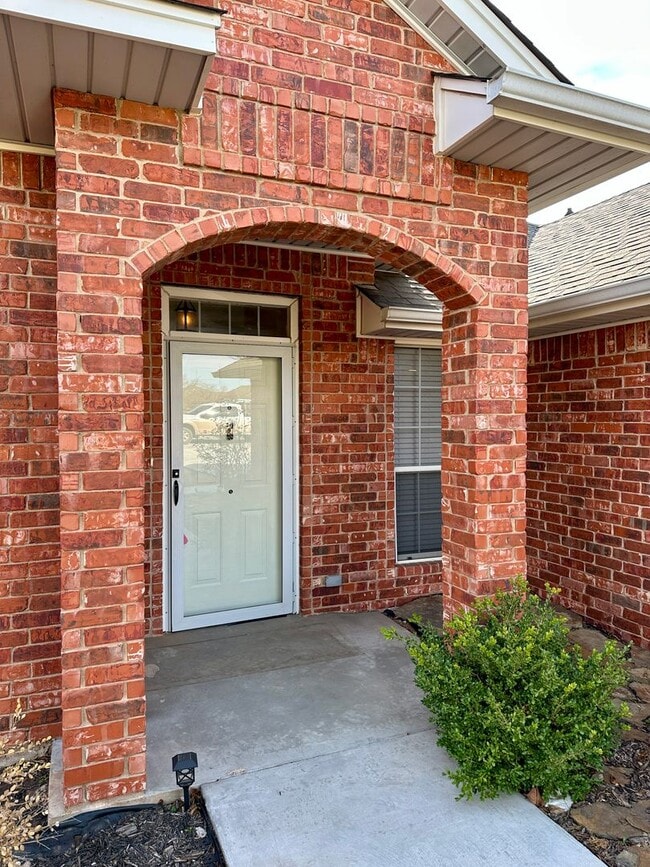 Building Photo - 4 Bedroom