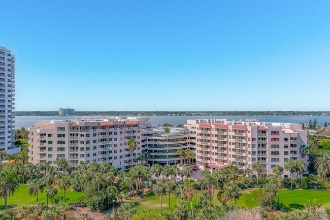Building Photo - Clean 2/2 Condo in Daytona Beach Shores