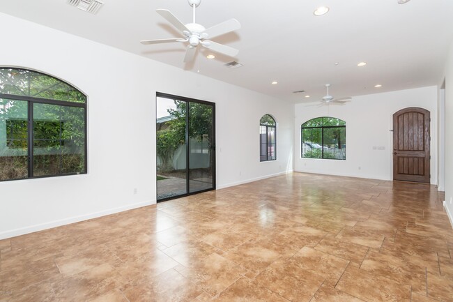 Foto del edificio - 8220 E Sage Dr