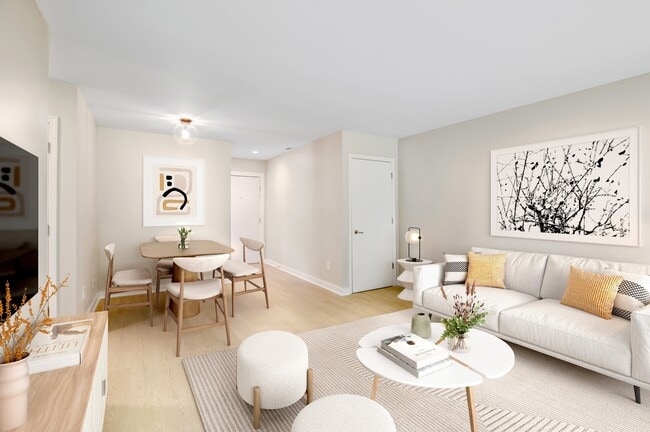 Mejore su estilo de vida en Waterfront at the Strand, donde la elegancia moderna se fusiona con la comodidad. Disfrute de amplios interiores, una decoración elegante y un ambiente acogedor. ¡Programe una visita hoy mismo para encontrar su hogar perfecto! - Waterfront at the Strand