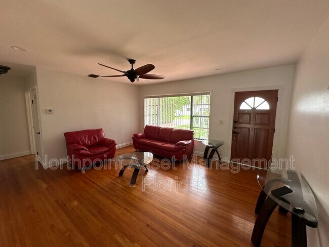 Foto del edificio - 445 NE 109th St