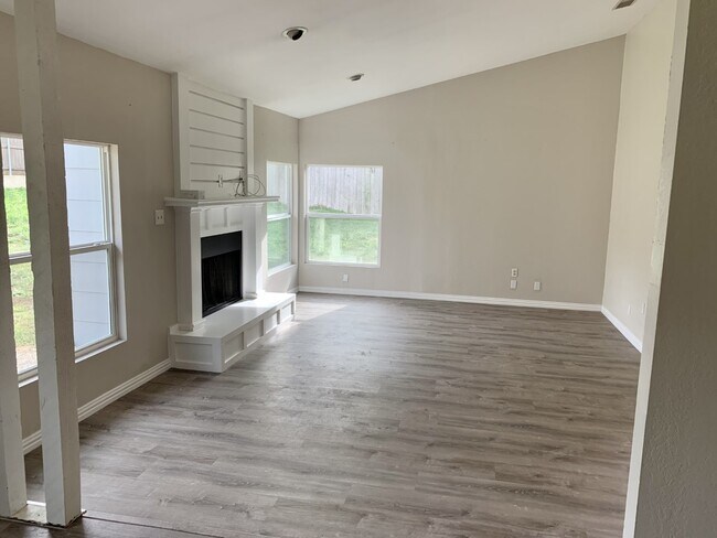 Foto del edificio - 815 Cedar Oaks Ln