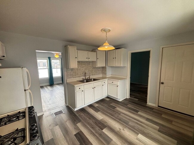 Building Photo - Clean Upper Unit! Move Right In!