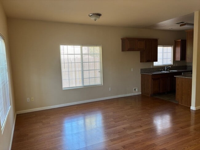 Building Photo - Cozy 2 Bed, 2 Bath Home