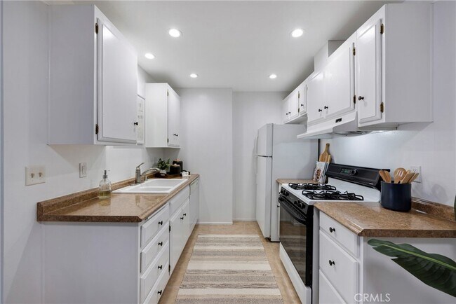 Foto del edificio - 6600 Warner Ave