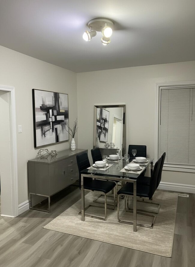 Building Photo - 220 Mary St N