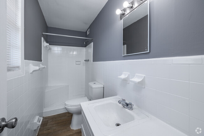 3BR, 2BA - 1,170SF - Master Bathroom - Shamrock Gardens