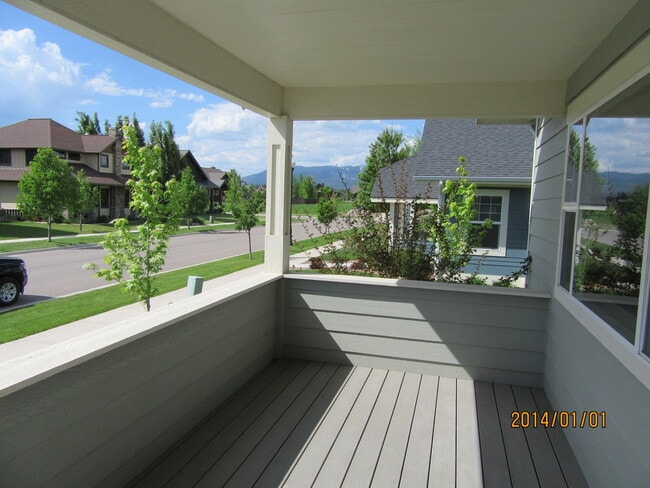 Building Photo - River Lakes Home