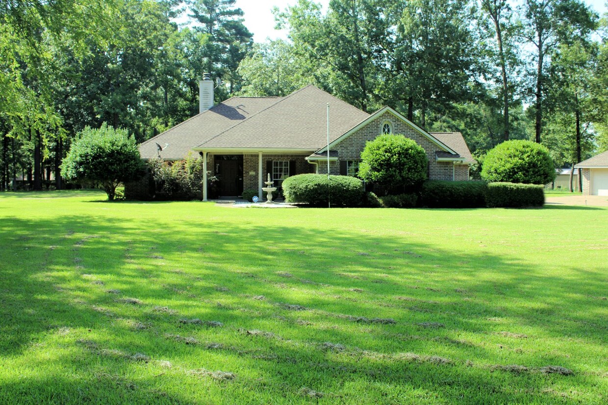 Primary Photo - Beautiful Benton Home just steps from Cypr...