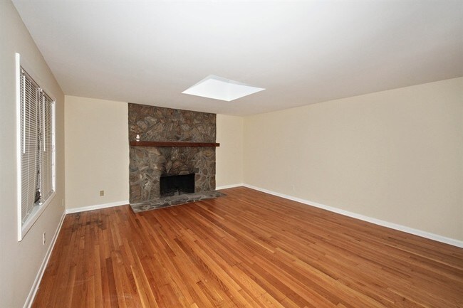 Building Photo - 1176 Highland Dr