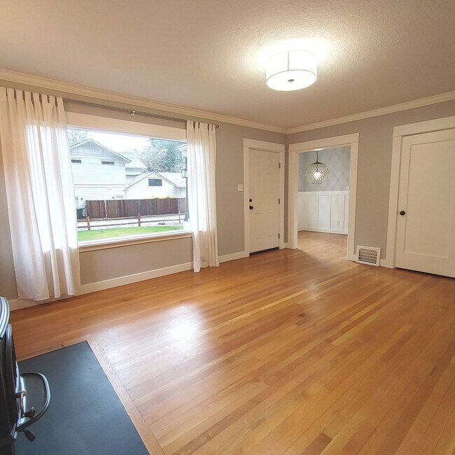 Foto del edificio - Gorgeous 1930's Lake Oswego Home Beautiful...