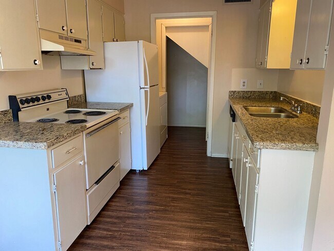 Building Photo - 2 Bed + 1.5 Bath - Spacious Townhome  close to Campus and Park