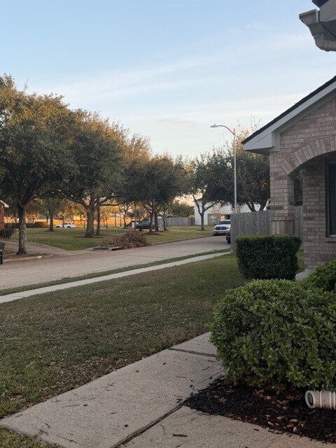 Foto del edificio - 8626 Valley Crest Ln