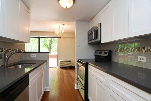 Kitchen - 1115 S Plymouth Ct
