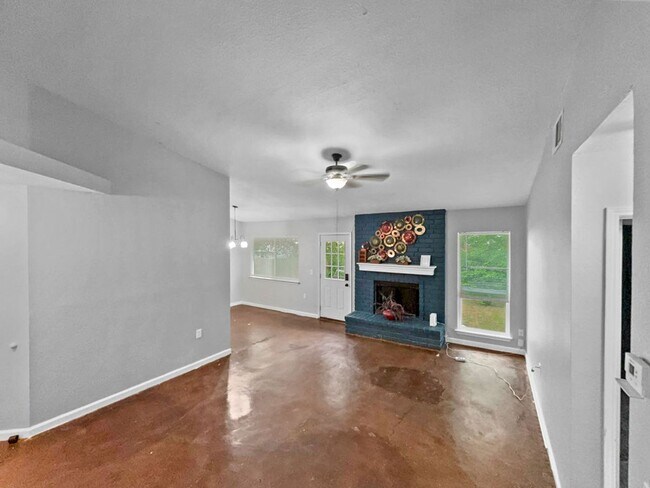 Building Photo - Move in now