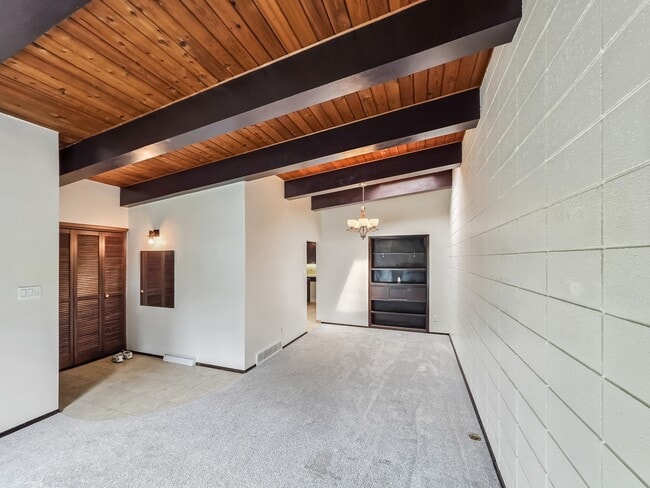Building Photo - 614-656 56 Ave SW