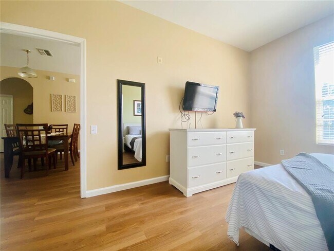 Building Photo - 8103 Coconut Palm Way