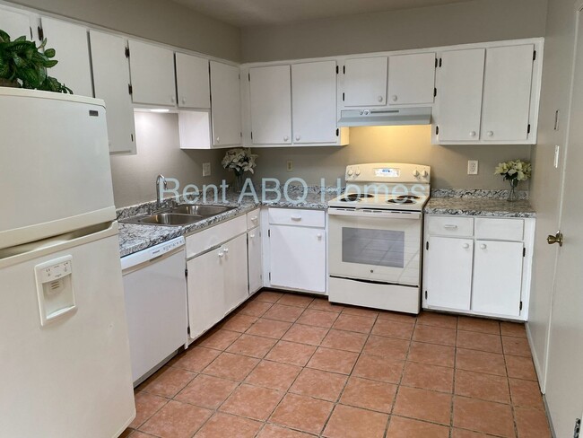 Building Photo - NW Townhome in West Mesa School District